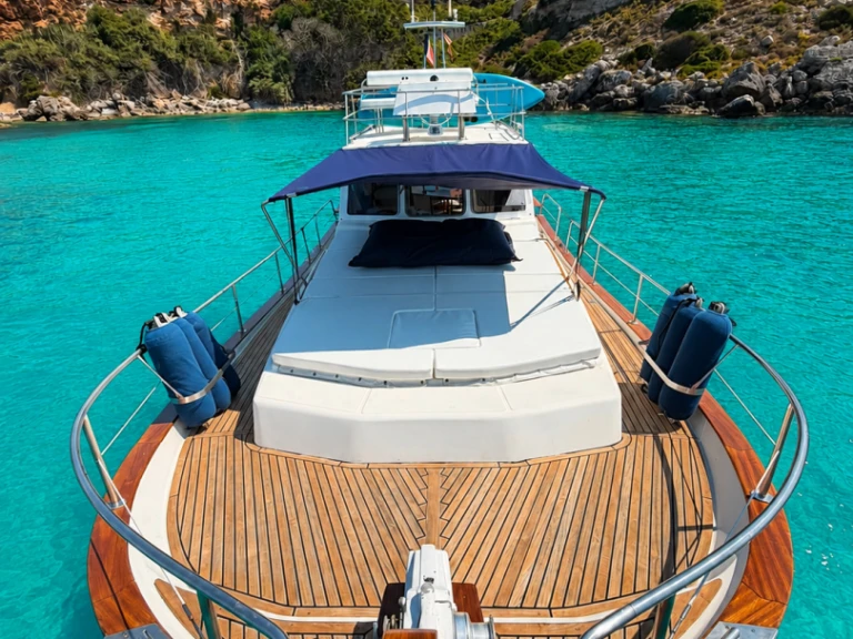 Hire Motorboat Menorquin-Yachts with a boat licence