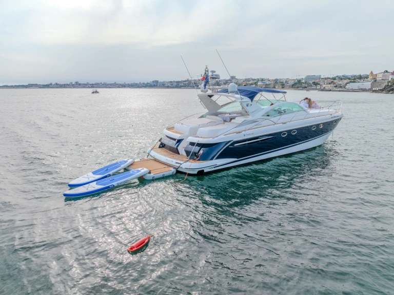 Hire Motorboat Fairline with a boat licence