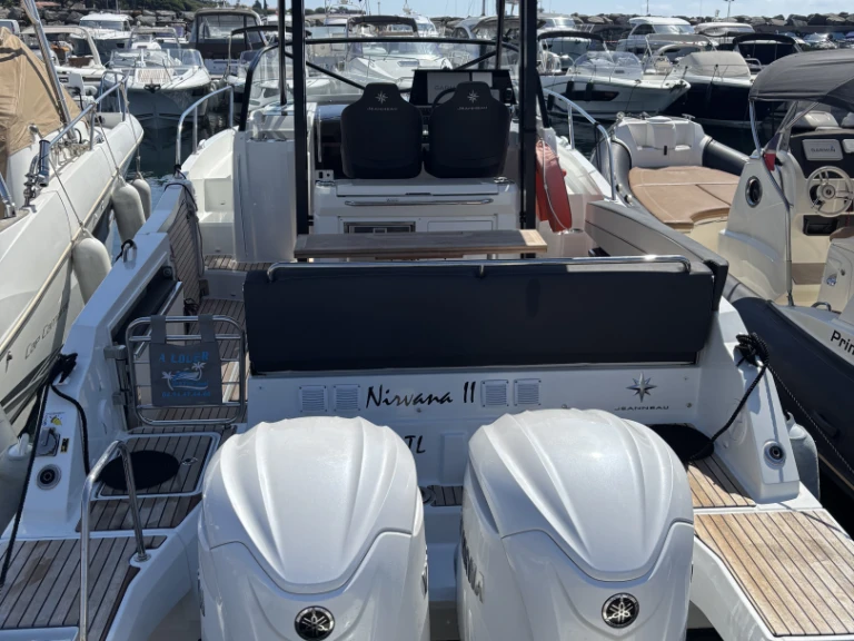 Yacht charter Les Issambres - Jeanneau Cap Camarat 9.0 WA on SamBoat