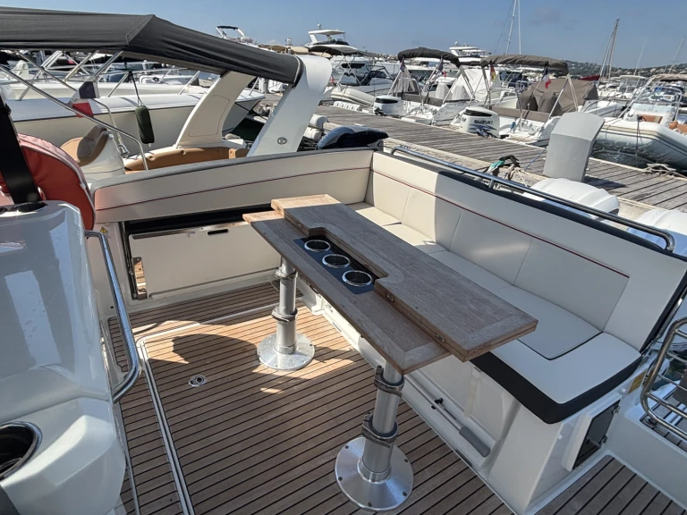 Yacht hire Les Issambres cheap Cap Camarat 9.0 WA