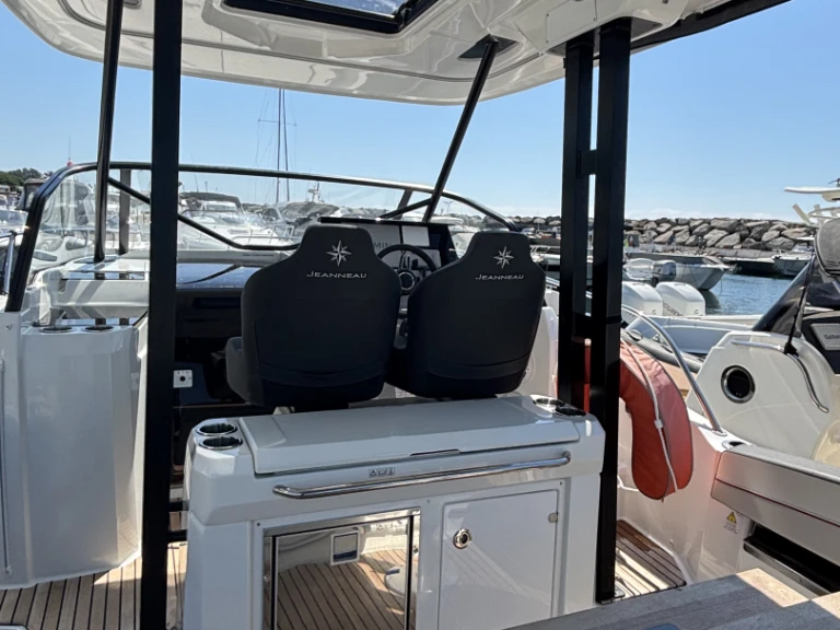 Charter a Jeanneau Cap Camarat 9.0 WA in Les Issambres on Samboat