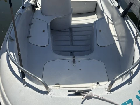 Hire Motorboat Jeanneau with a boat licence