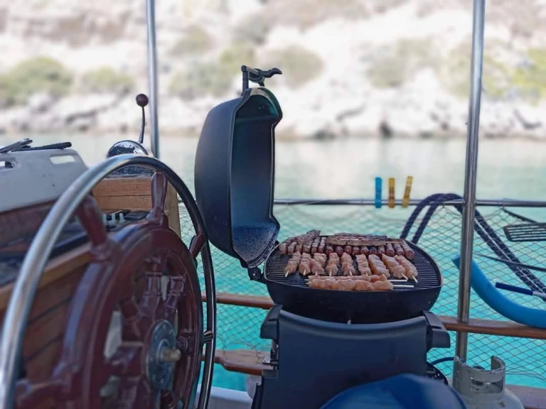 Hire Motorboat Custom Made with a boat licence