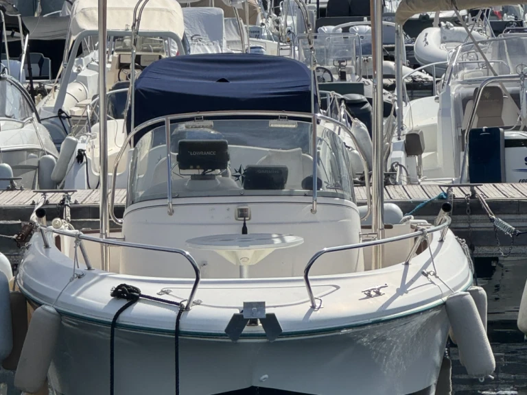 Hire Motorboat Jeanneau with a boat licence