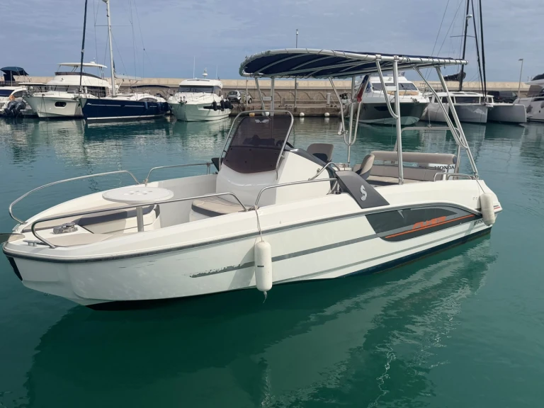 Hire Motorboat Bénéteau with a boat licence