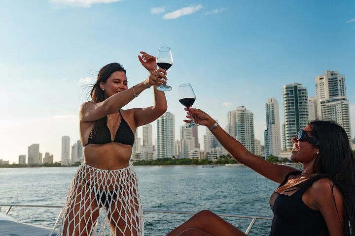 Catamaran to hire Bahía de Cartagena de Indias at the best price