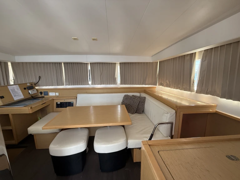 Hire Catamaran Lagoon with a boat licence
