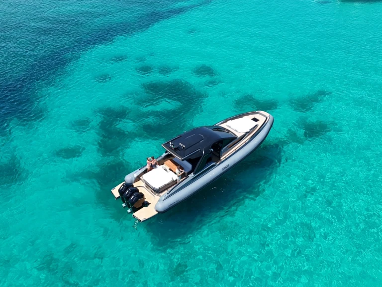 Motorboat to hire Poltu Quatu at the best price