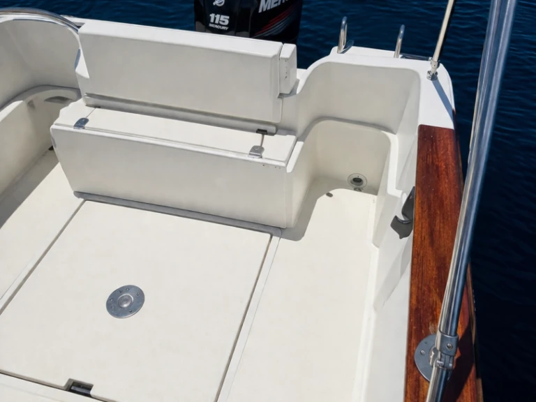 Hire Motorboat with or without skipper Jeanneau Martigues