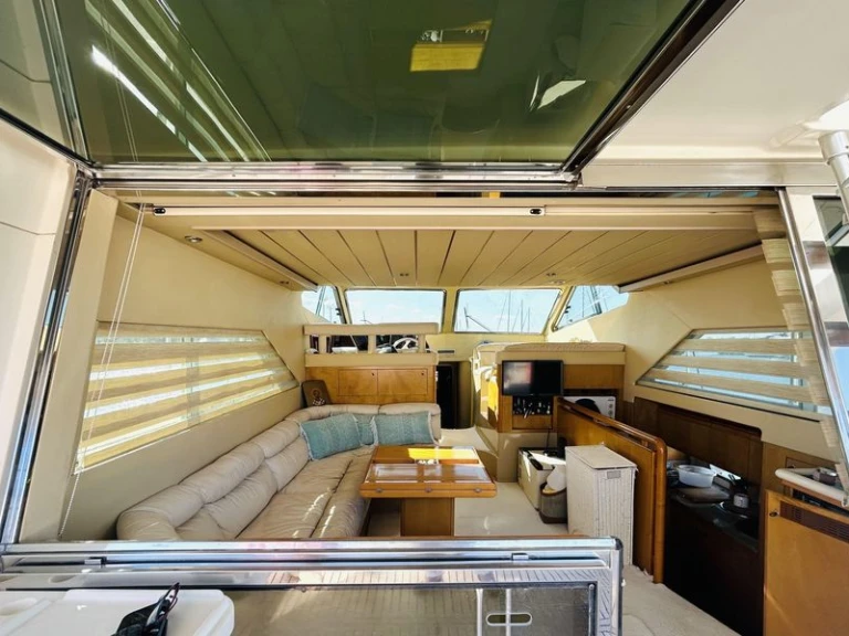 Charter a Ferretti Altura 45 Fly in Saint-Raphaël on Samboat