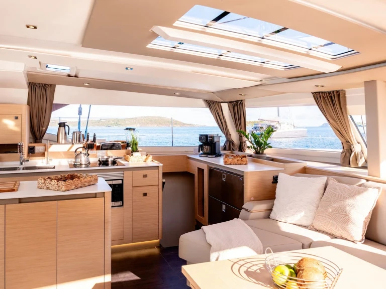 Yacht hire Cannes cheap Aura 51