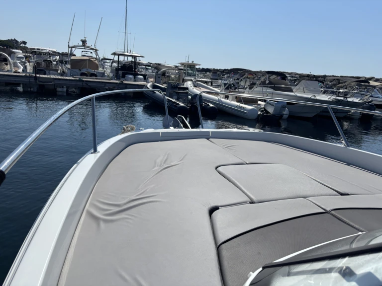 Hire Motorboat with or without skipper Jeanneau France
