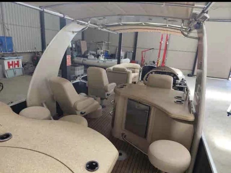 Hire Motorboat Pacific Craft with a boat licence