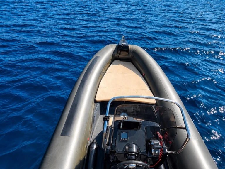 Hire a Capelli Tempest 625 Ajaccio