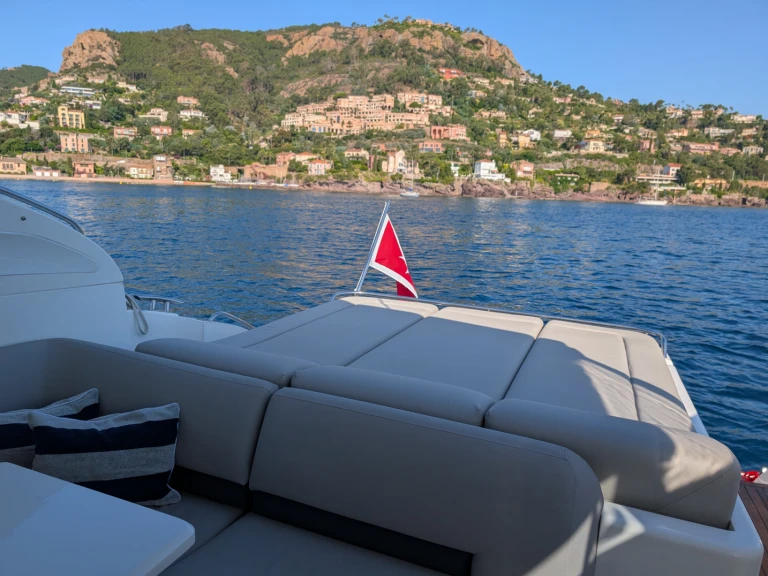 Yacht hire Villeneuve-Loubet cheap Princess V42