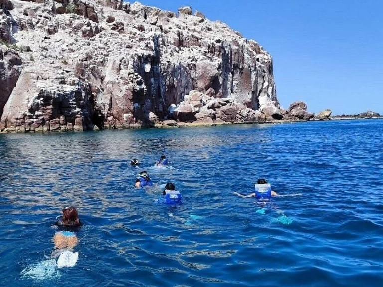 Catamaran to hire La Paz at the best price