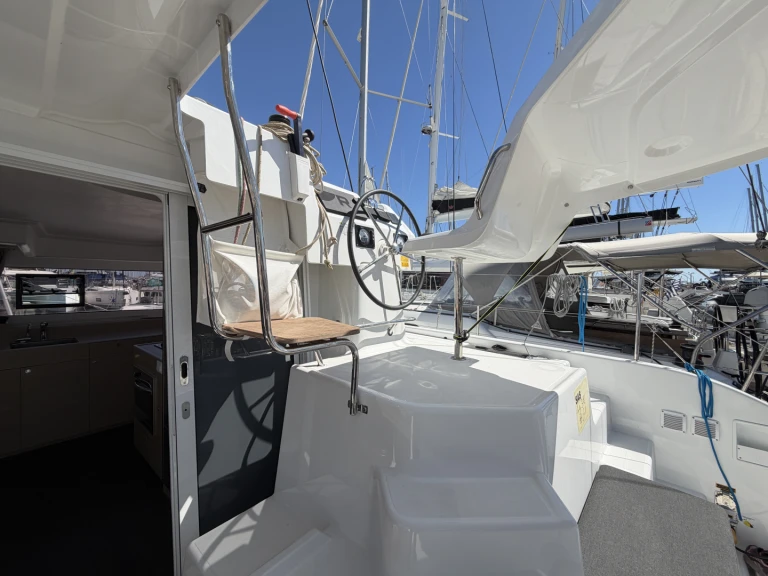 Charter a Lagoon Lagoon 38 - 3 + 2 cab. in Alimos on Samboat
