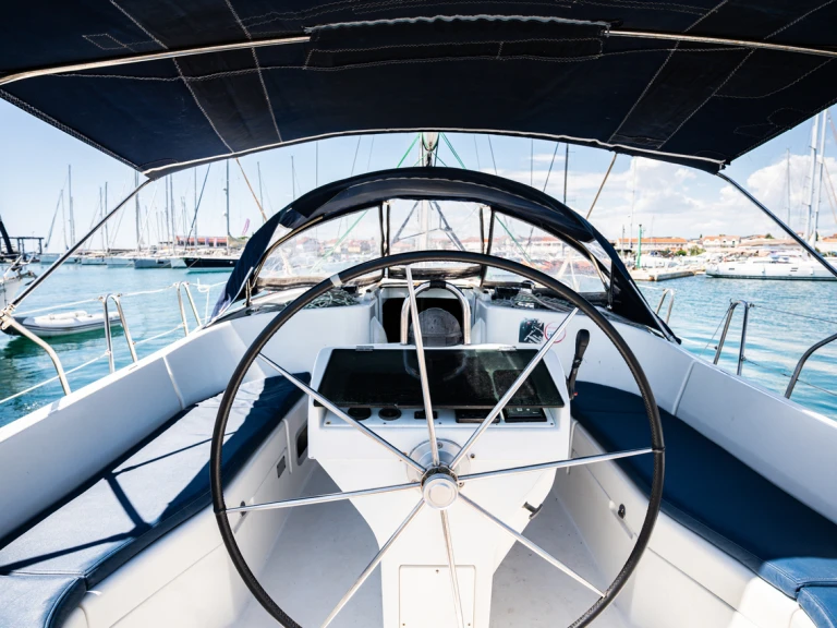 Charter a Bénéteau Oceanis 411 Clipper in Pirovac on Samboat