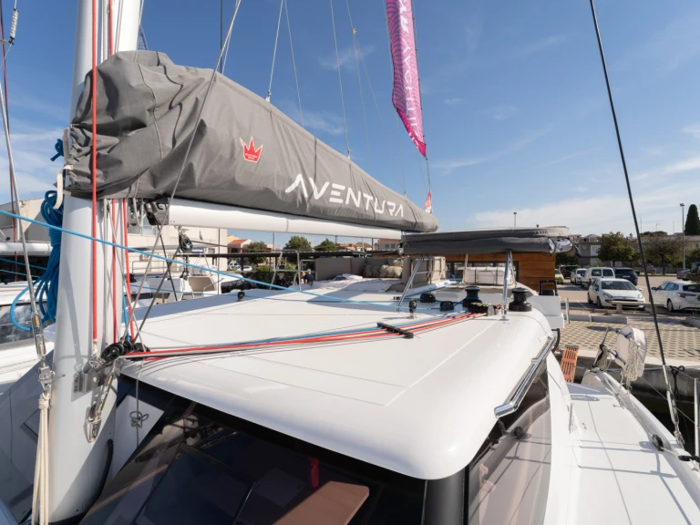 Charter a Aventura Aventura 37 - 3 cab. in Pirovac on Samboat