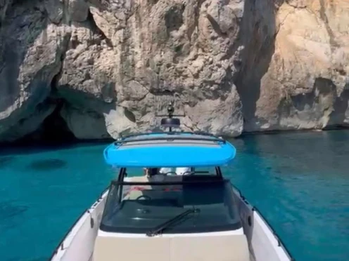Hire Motorboat Axopar with a boat licence