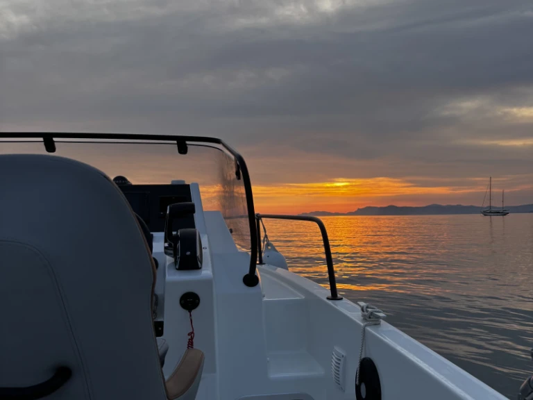 Hire Motorboat with or without skipper Bénéteau Sanary-sur-Mer