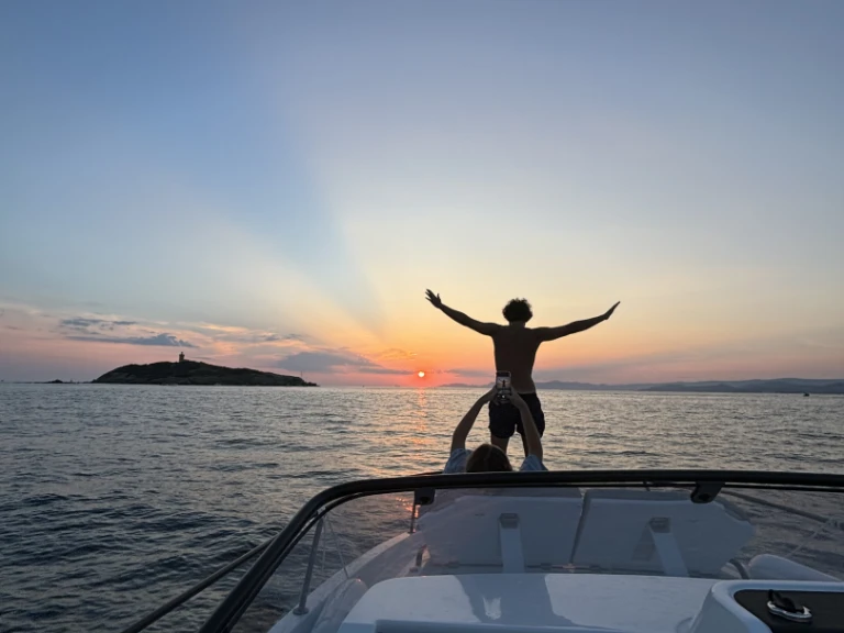 Hire Motorboat Bénéteau with a boat licence