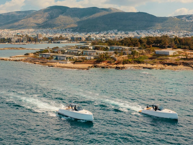 Hire Motorboat Pardo Yachts with a boat licence