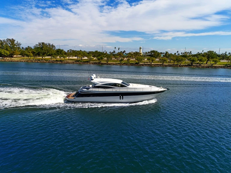 Charter a Pershing Pershing 62 in Porto Cheli on Samboat