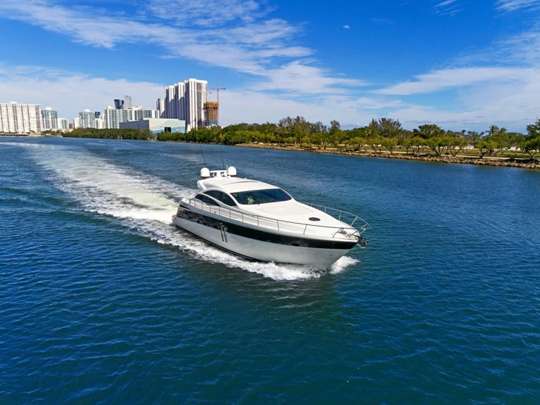 Hire Luxury Yacht Pershing with a boat licence