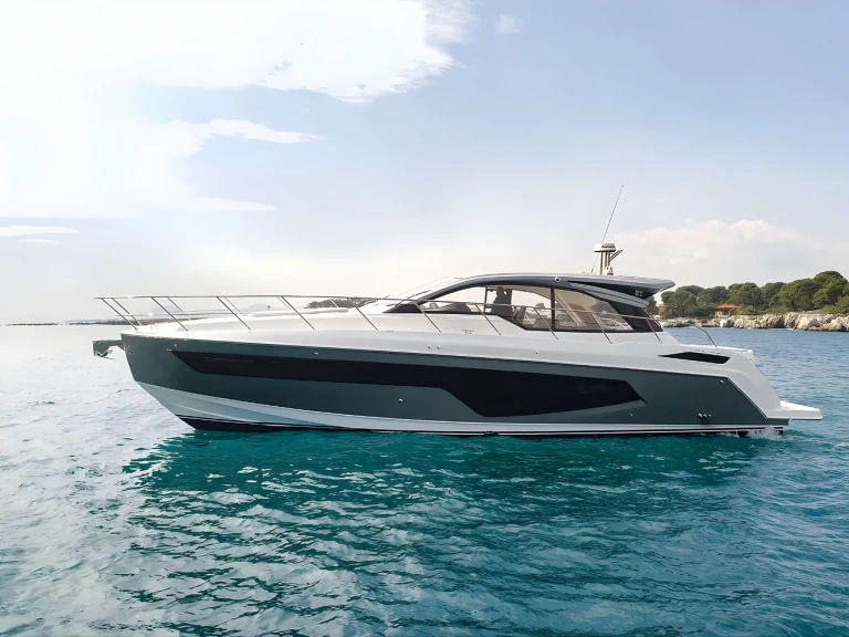 Hire Motorboat Azimut with a boat licence