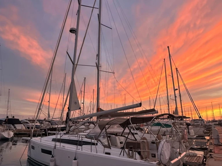 Yacht charter Marina deportiva de Menorca - Jeanneau Sun oddysey 350 on SamBoat