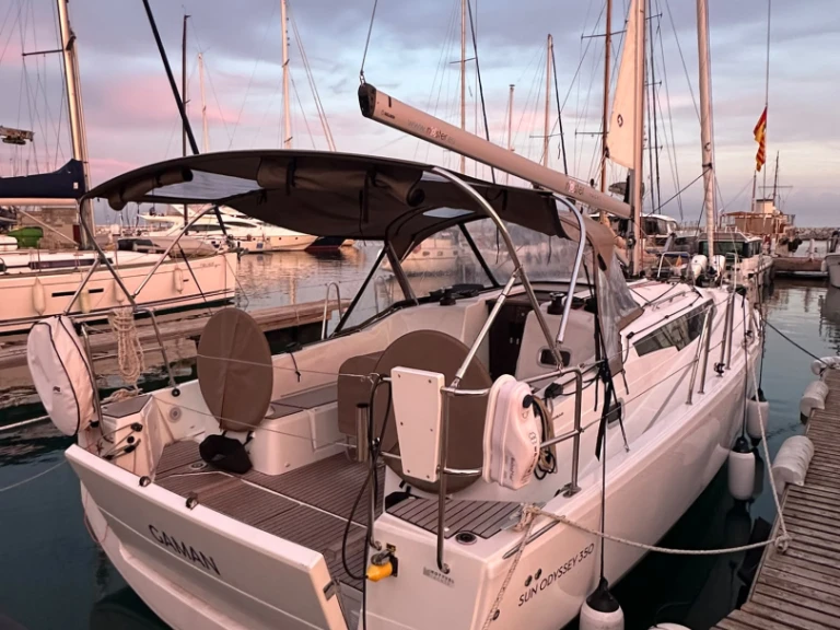 Hire a Jeanneau Sun oddysey 350 Marina deportiva de Menorca