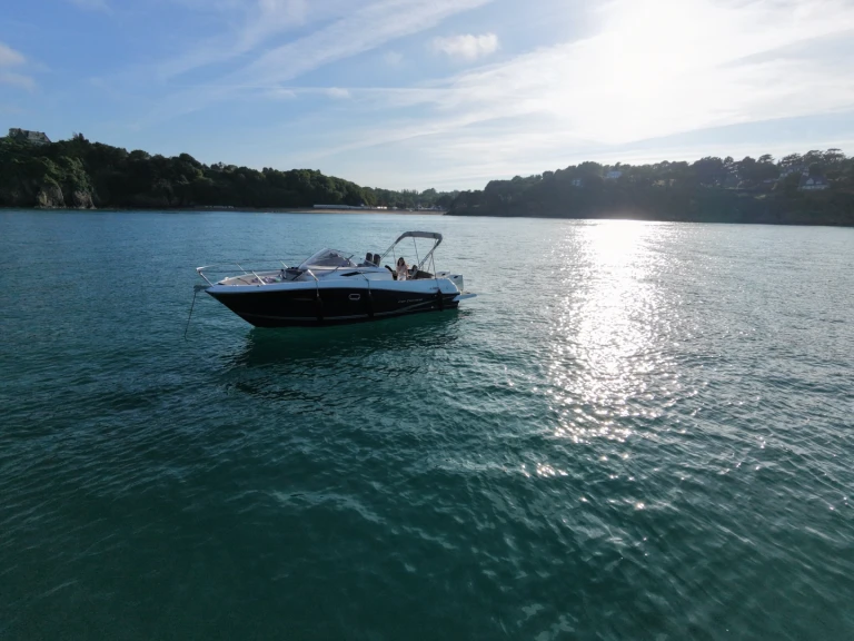 Yacht hire Saint-Quay-Portrieux cheap Cap Camarat 8.5 WA
