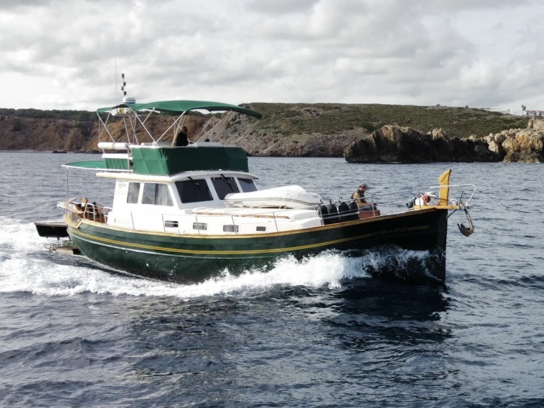 Charter a Menorquin-Yachts Menorquin Yachts 150 Fly in Mahón on Samboat