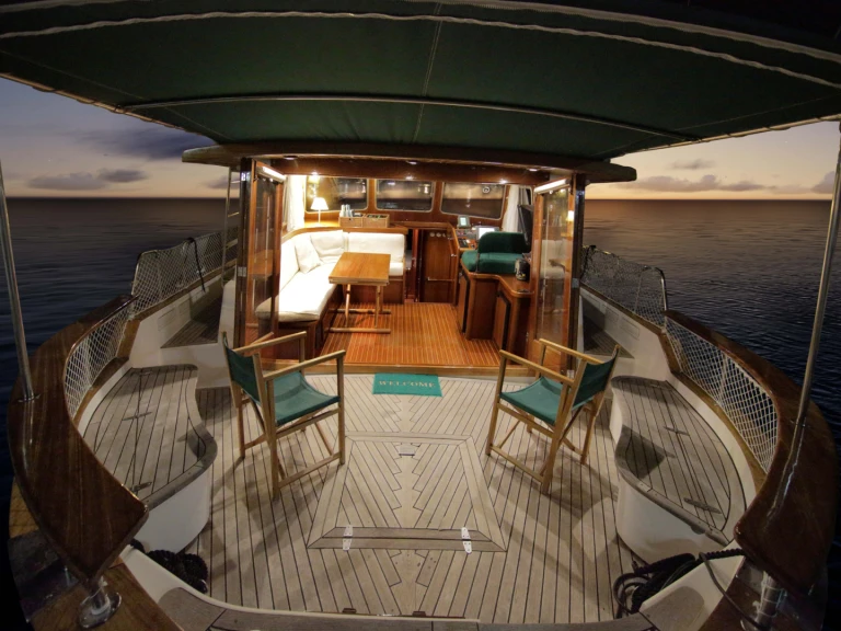 Hire Motorboat Menorquin-Yachts with a boat licence