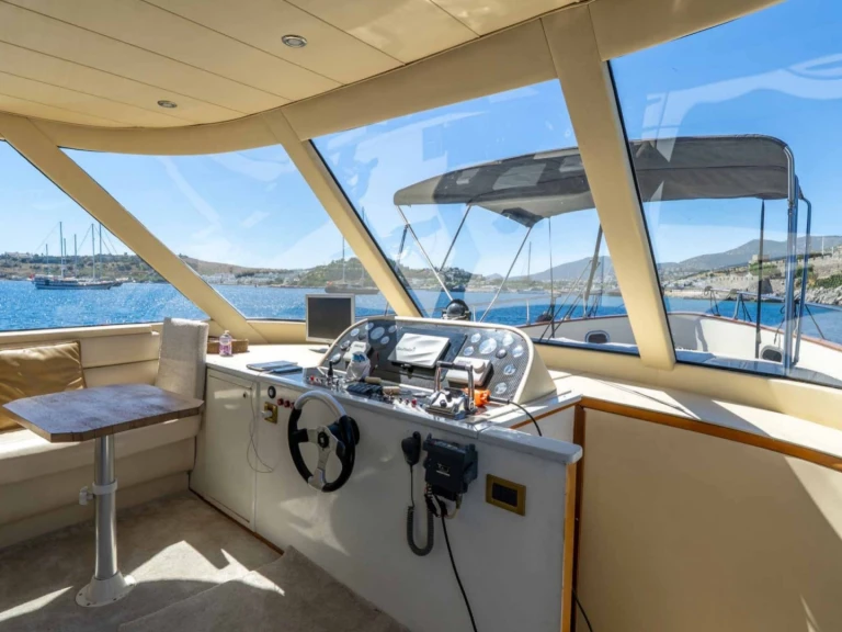 Hire Motorboat Custom Made with a boat licence