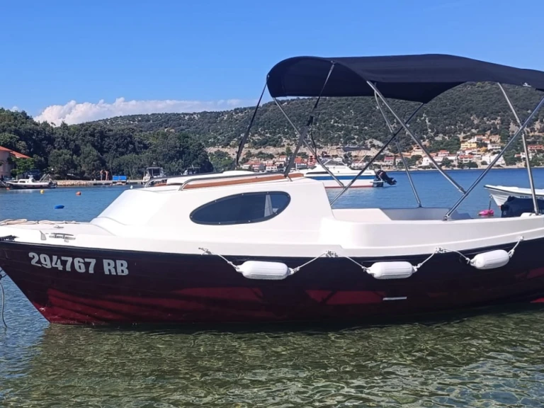 Charter a Adria 500 Cabin in Supetarska Draga on Samboat