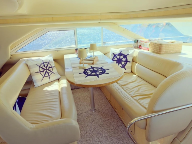 Hire Motorboat Custom Made with a boat licence