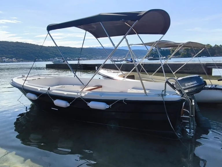 Hire Motorboat Adria 500 with a boat licence