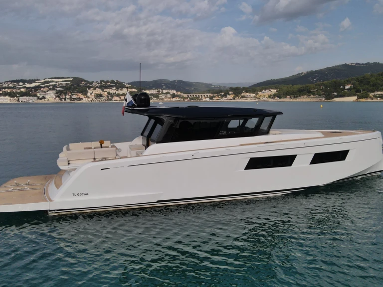 Hire a Pardo Yachts GT 52 Baie de Bandol