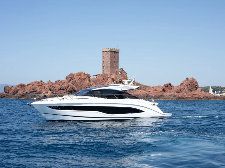 Charter a Princess Princess V55 in Cannes on Samboat