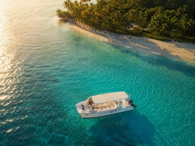 Hire Motorboat Custom Made with a boat licence