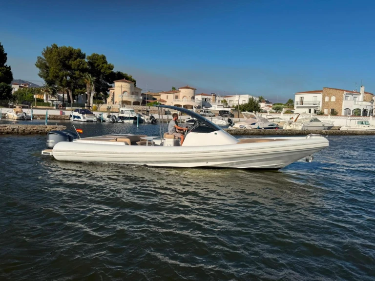 Charter a Magazzu MX 11 in Empuriabrava on Samboat