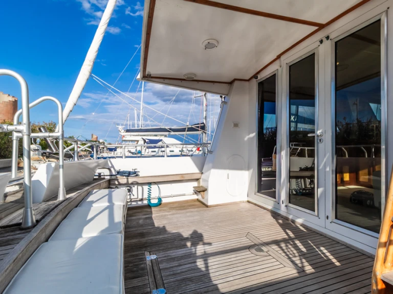 Hire Motorboat Camuffo with a boat licence