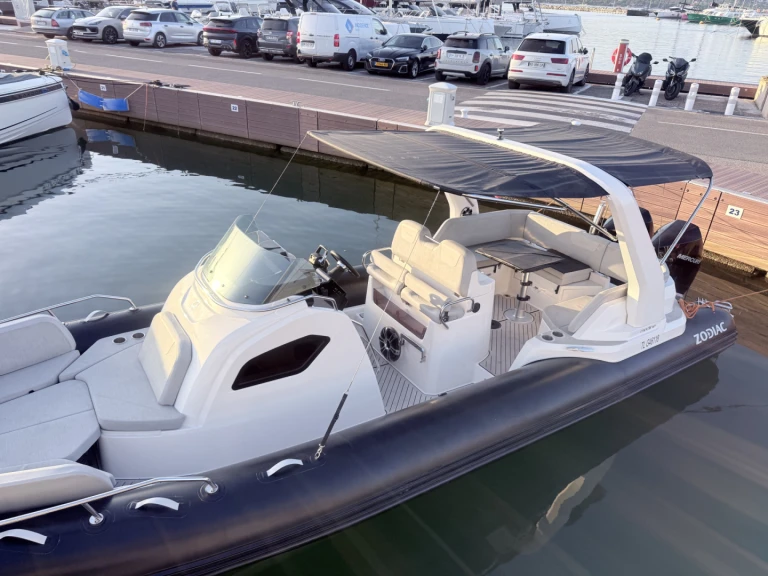 Hire RIB Zodiac with a boat licence