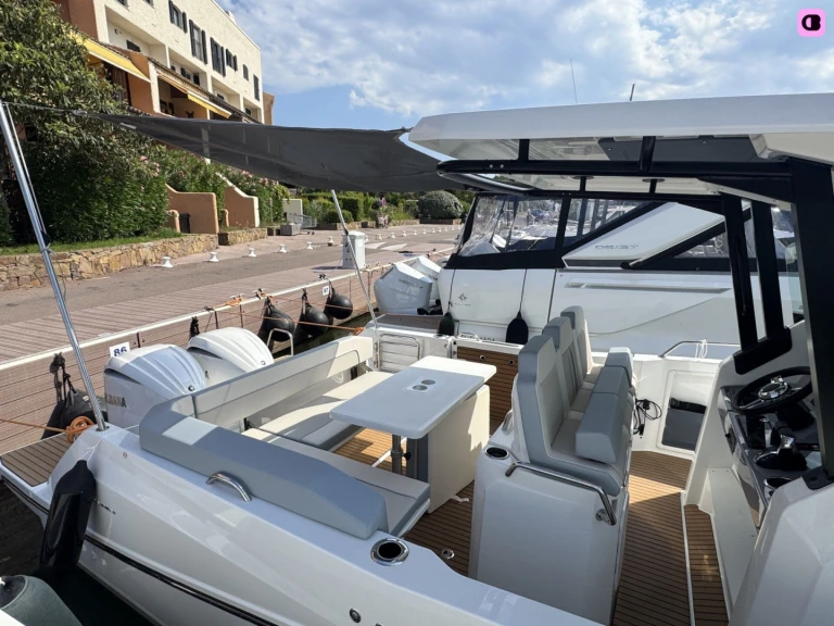 Hire Motorboat with or without skipper Jeanneau Cogolin