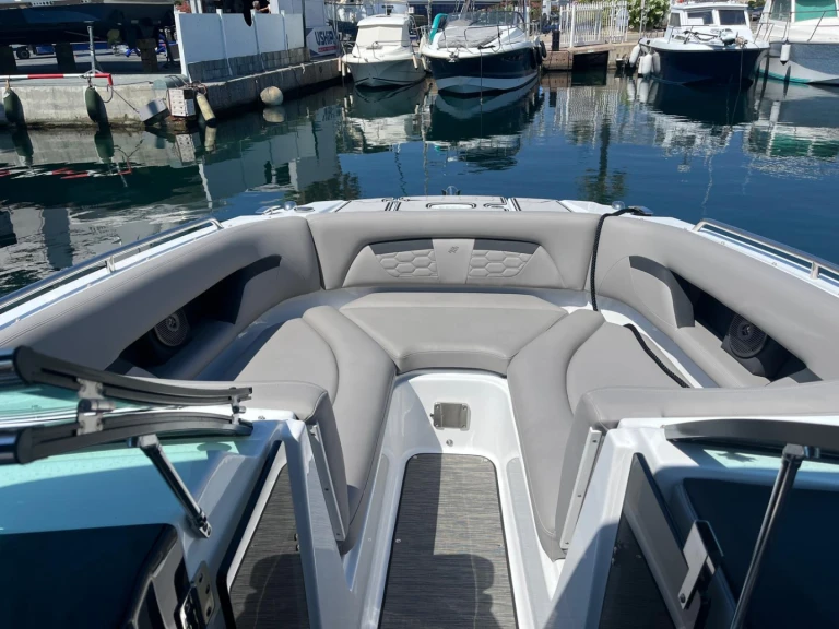Motorboat to hire Cogolin at the best price