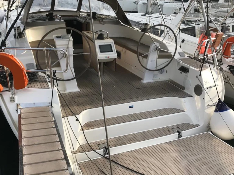 Hire Sailboat with or without skipper Bavaria Alimos