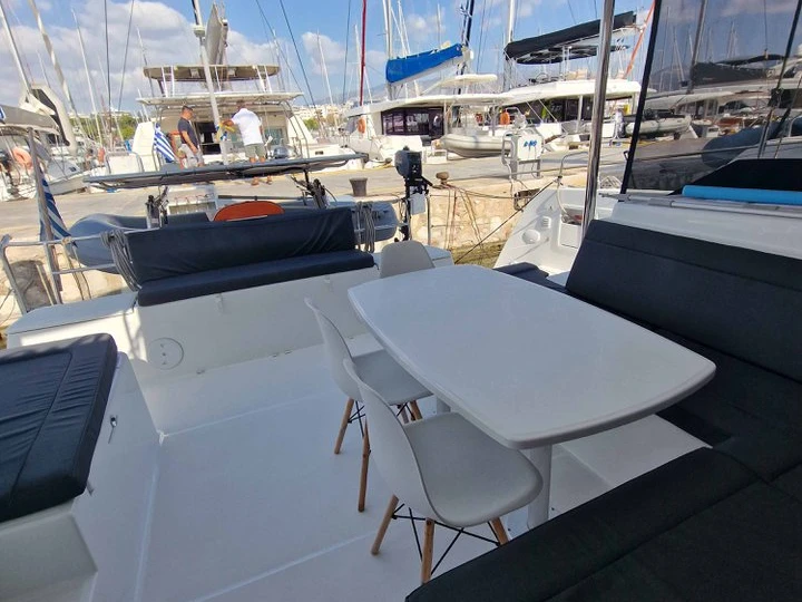 Hire Catamaran Lagoon with a boat licence