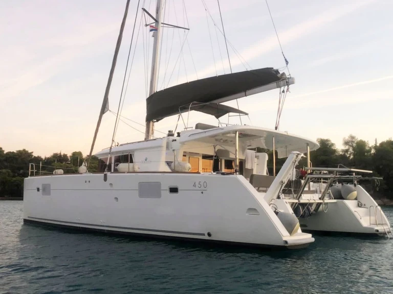 Hire a Lagoon Lagoon 450 F Alimos